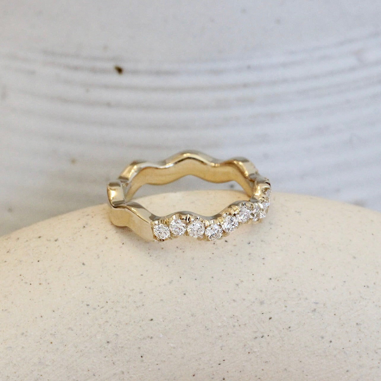 Waves Band / Medium + Diamonds by Goldpoint