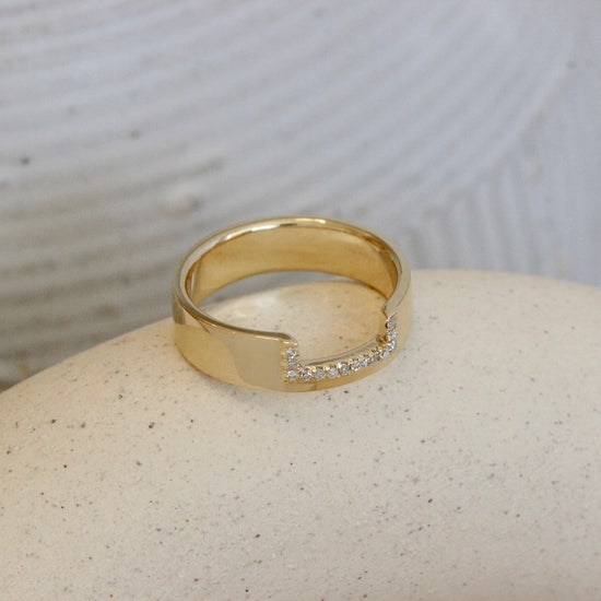 Horizon Cutout Band / Rectangle + Natural Diamonds by Goldpoint