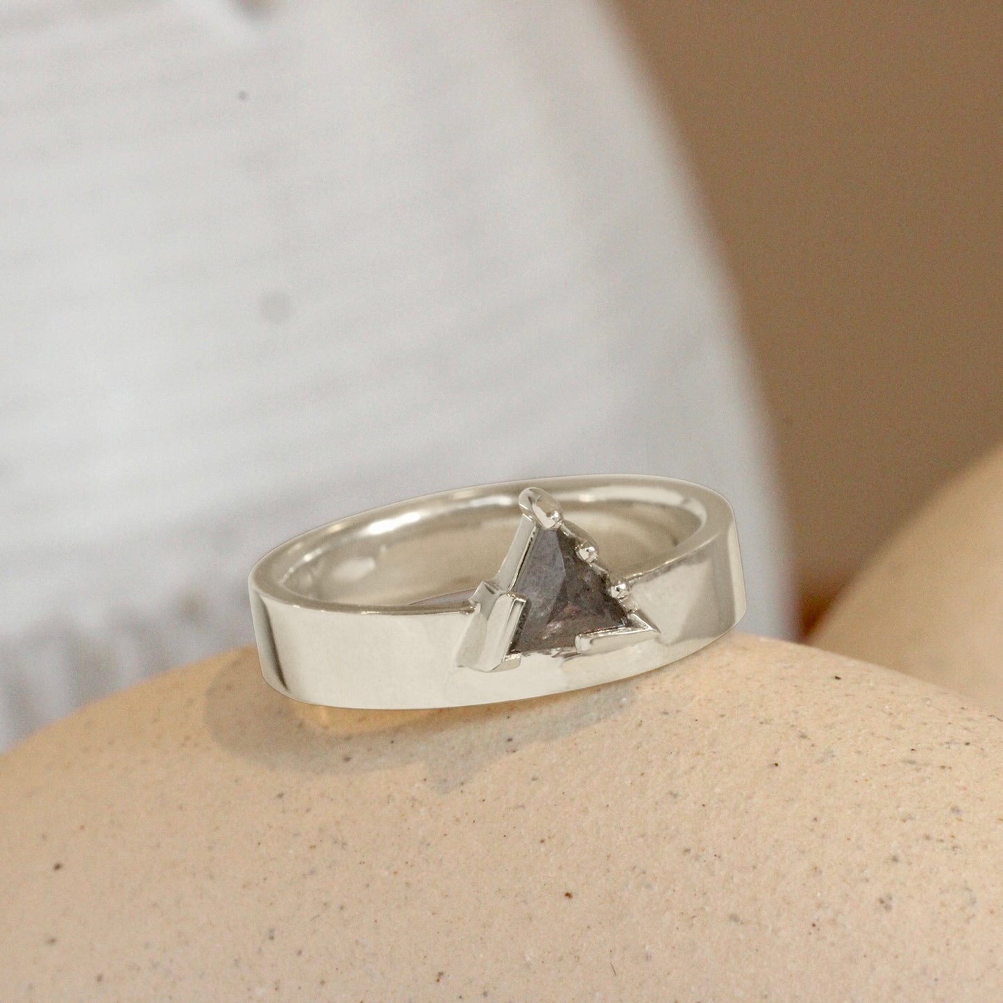 Horizon Miro Ring / Triangle Grey Salt + Pepper Diamond