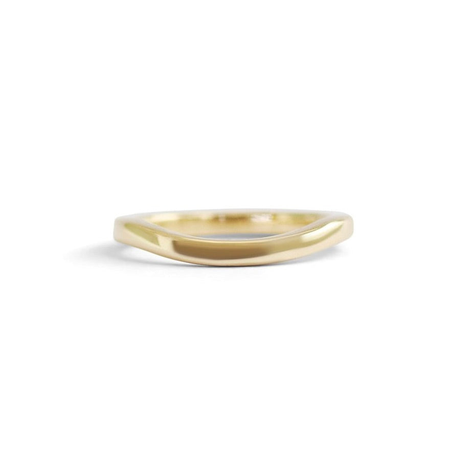 Front view of Curve Flat Band / Soft + Yellow Gold