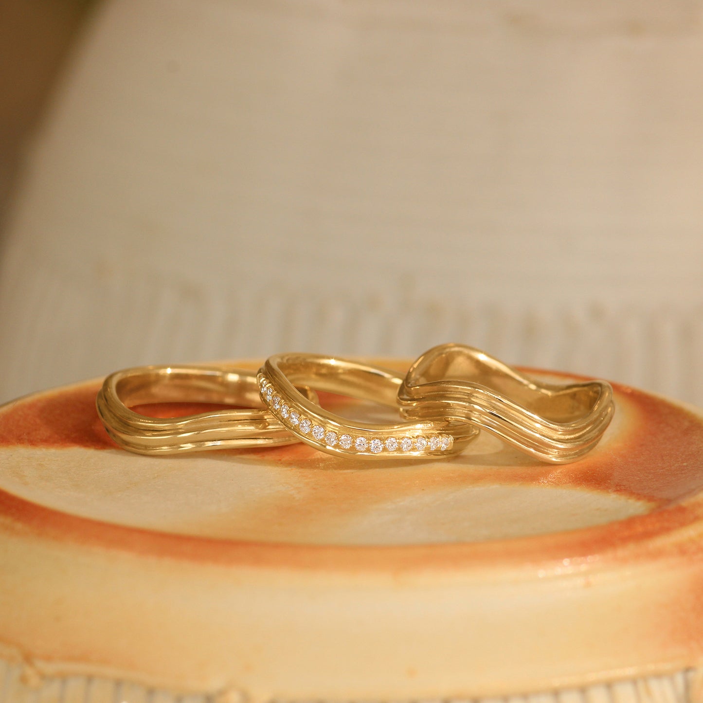 Cornice Band / Soft Curve + Diamonds + Yellow Gold