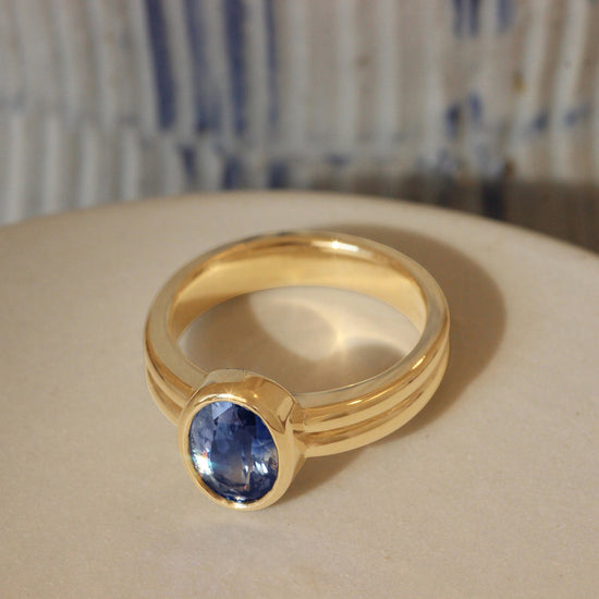 Side view of Duo Ring / Oval Bicolor Blue Sapphire