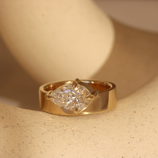 Horizon Sideways Ring / Lab Pear Diamond